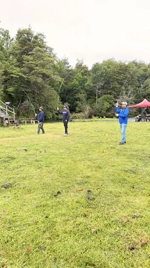Práctica de lanzamiento junto a la caseta del taller